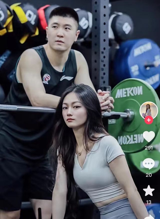 关于集结日广东宏远调整名单以备欧联；造点机会环节打磨；球迷炸锅；更衣室氛围转暖的信息